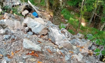 Pietrame nel bosco tra Cassagna e Statale, la denuncia di Legambiente