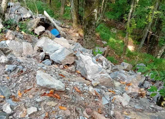 Pietrame nel bosco tra Cassagna e Statale, la denuncia di Legambiente