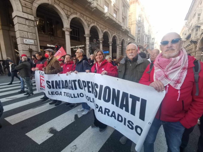 Nuovo sciopero Cgil-Uil anche a Genova, migliaia in corteo