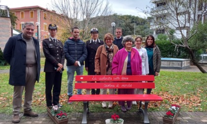 Sestri, inaugurata una panchina rossa alla residenza "Le Due Palme"