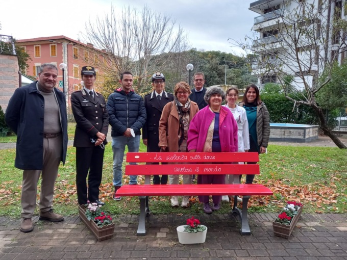 Sestri, inaugurata una panchina rossa alla residenza “Le Due Palme”