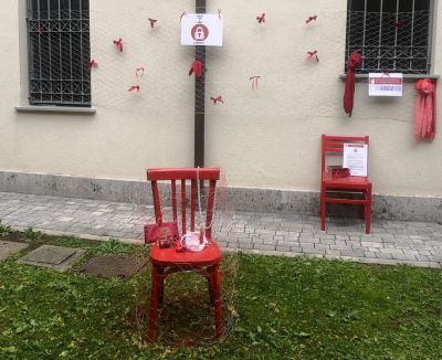 Artisti, fatevi avanti: cercasi sedia rossa