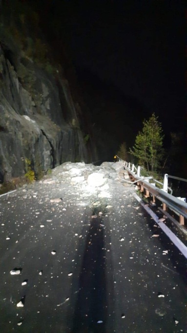 Passo della Scoglina chiuso per caduta massi