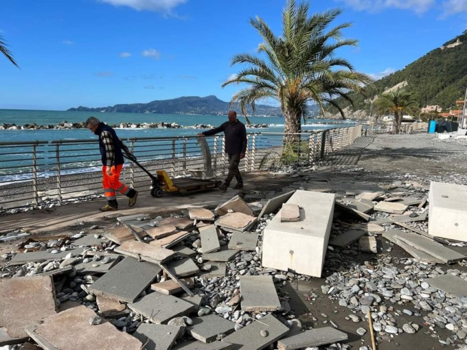 Si lavora senza sosta a Chiavari dopo i danni della mareggiata