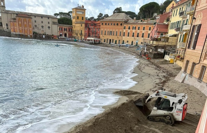 Sestri Levante, mareggiata in corso