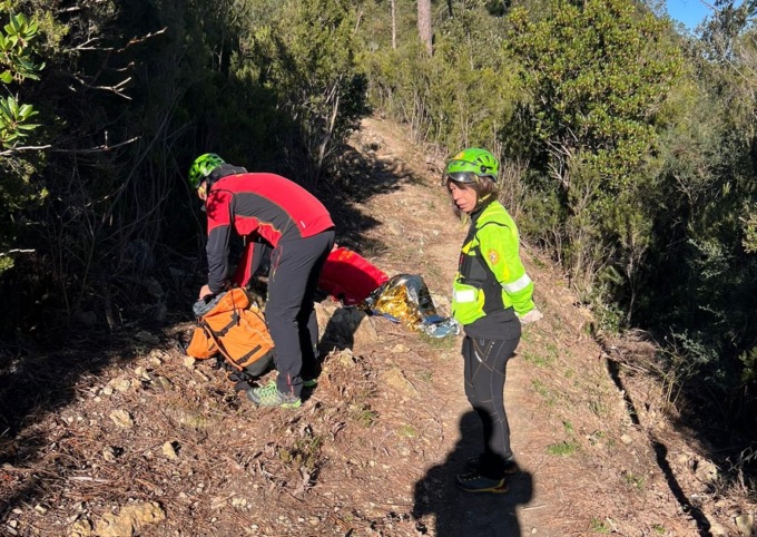 Cade e si ferisce alla testa, soccorsa donna