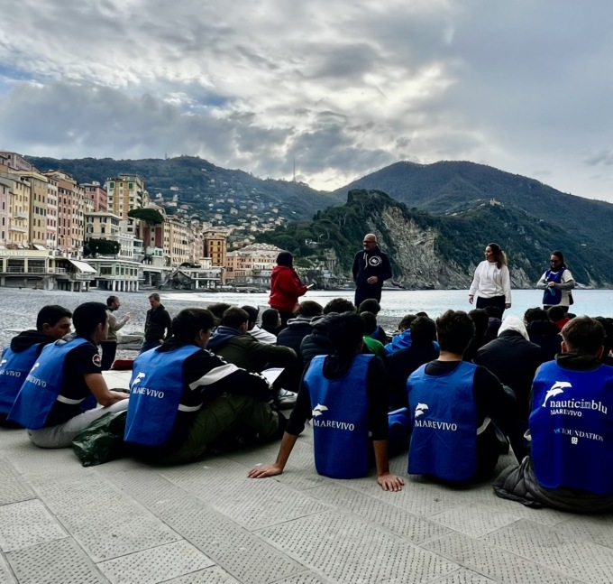 Marevivo, gli studenti del Nautico San Giorgio impegnati nella pulizia della spiaggia di Camogli