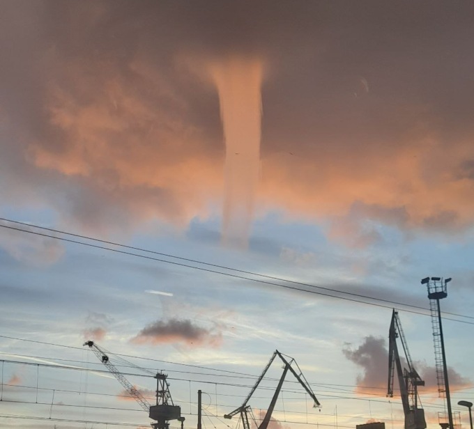 Tromba d’aria su Genova: spettacolo alla luce del tramonto