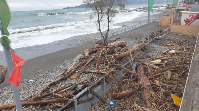 Assoutenti: “Stabilimenti distrutti, serve assicurazione obbligatoria contro rischi climatici”