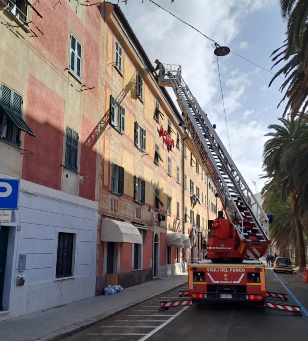 Riva Trigoso, caduto un pezzo di tetto in via Colombo