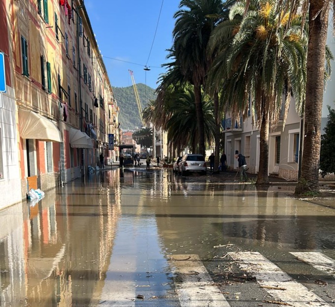 Mareggiata in corso, il punto della situazione a Sestri