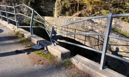 Dramma a Neirone: sbatte con l'auto contro una ringhiera, cade nel fiume e muore