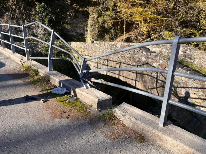 Dramma a Neirone: sbatte con l’auto contro una ringhiera, cade nel fiume e muore