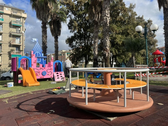 Chiavari, manutenzioni e sostituzioni delle attrezzature ludiche in corso