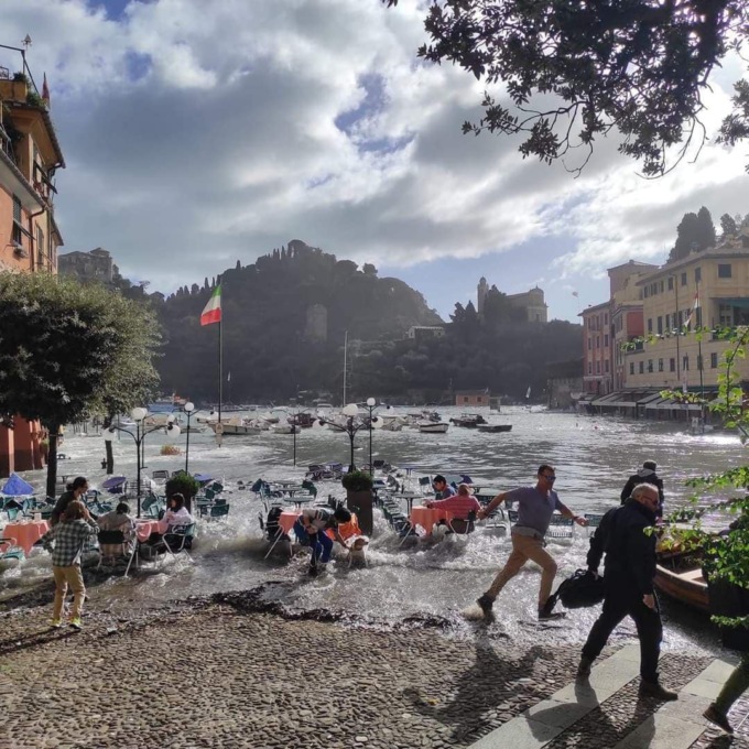 La mareggiata invade la piazzetta di Portofino