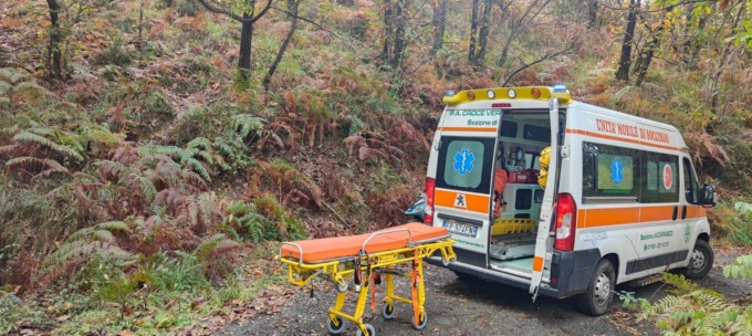 Romaggi, donna in cerca di castagne scivola e si frattura una tibia