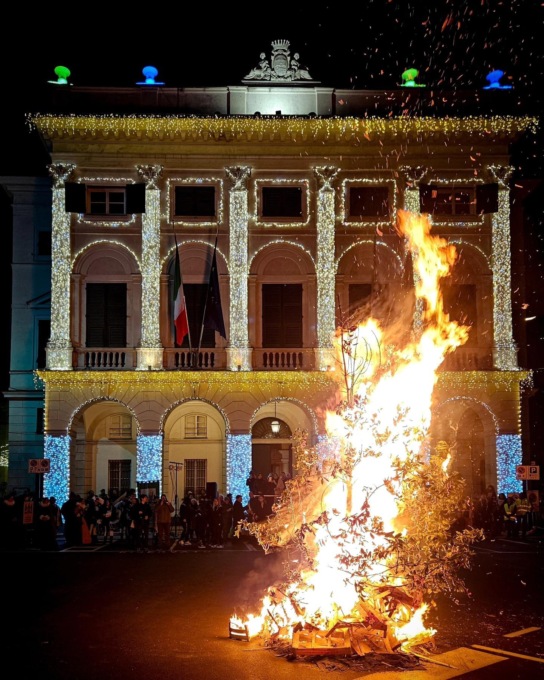 Confeugo a Chiavari, folla in piazza Nostra Signora dell’Orto
