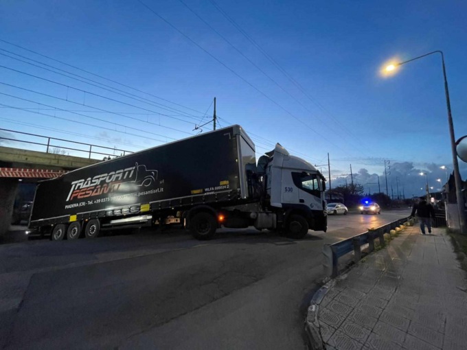 Sestri Levante, camion incastrato nel sottopasso ferroviario