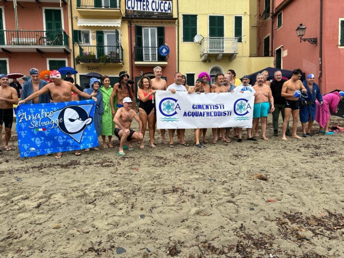 Pioggia e freddo non fermano il cimento in Baia del Silenzio