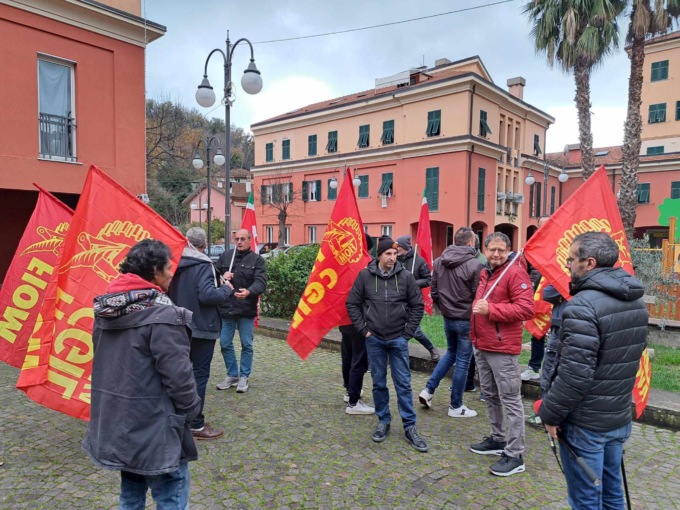 Iml del Bargonasco, presidio dei lavoratori davanti al municipio di Casarza Ligure