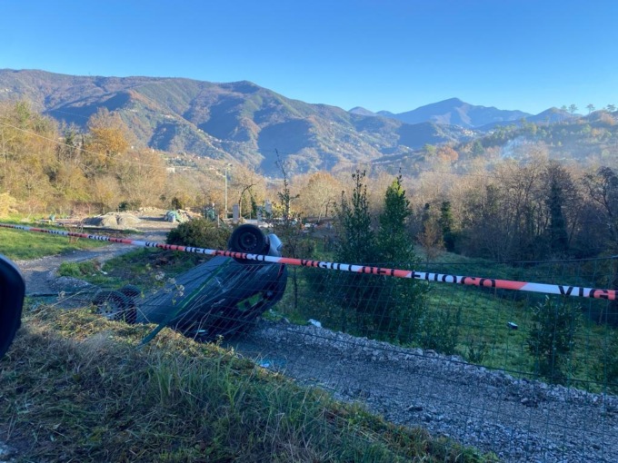 Si ribalta con l’auto e si dilegua