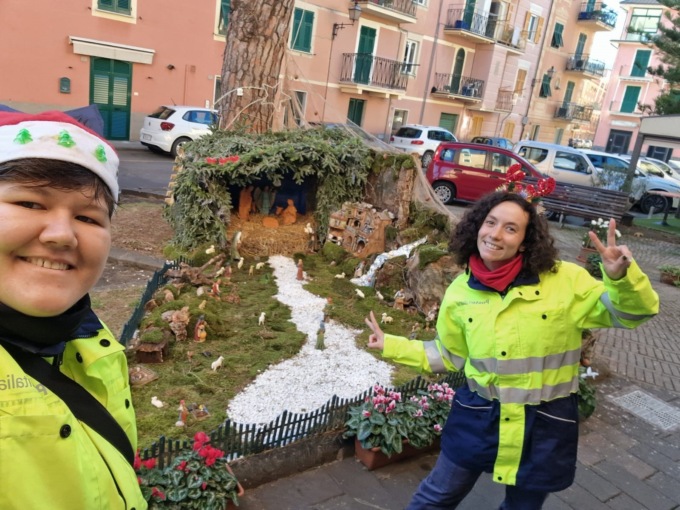 Gli auguri natalizi delle portalettere di Riva