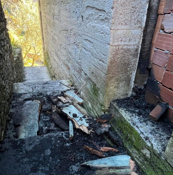 A fuoco una porta laterale della Basilica dei Fieschi