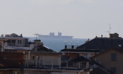 La portaerei Trieste nelle acque del Tigullio