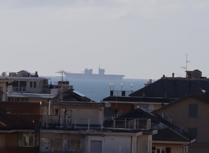 La portaerei Trieste nelle acque del Tigullio