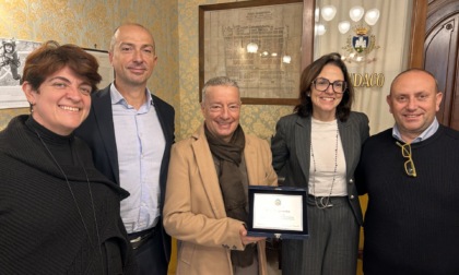 Il Comune di Chiavari consegna una targa ad Elio Esposito