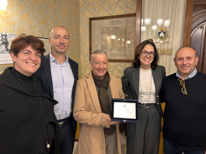 Il Comune di Chiavari consegna una targa ad Elio Esposito