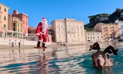 Babbo Natale arriva in Baia del Silenzio...su una hydrofoil board