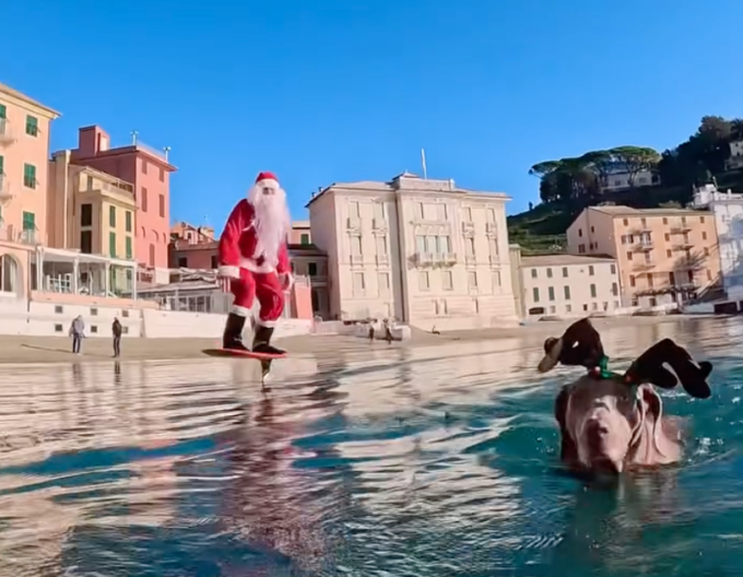 Babbo Natale arriva in Baia del Silenzio…su una hydrofoil board