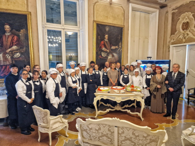 Lavagna, celebrato il Centenario della Divina con la torta offerta dall’Accademia del Turismo
