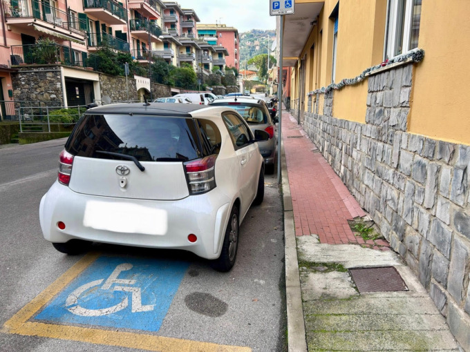 Santa Margherita Ligure, rifacimento marciapiede tratto di via Garibotti