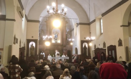 Folla per l'ultima messa dei Frati Cappuccini a Santa Margherita