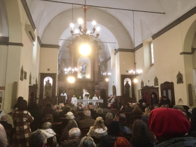 Folla per l’ultima messa dei Frati Cappuccini a Santa Margherita