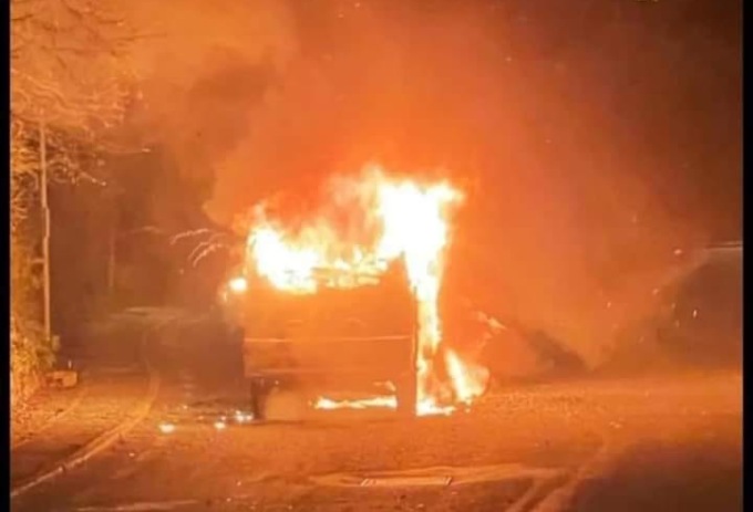 Furgone in fiamme sulla strada per Portofino