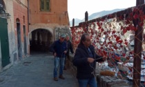 Camogli, ripristinata la rete sul molo per i cuori degli innamorati