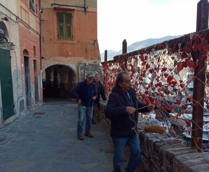 Camogli, ripristinata la rete sul molo per i cuori degli innamorati