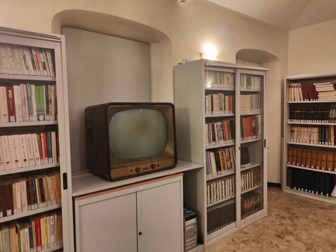 Un televisore anni ’50 in dono al museo del Lascito Cuneo