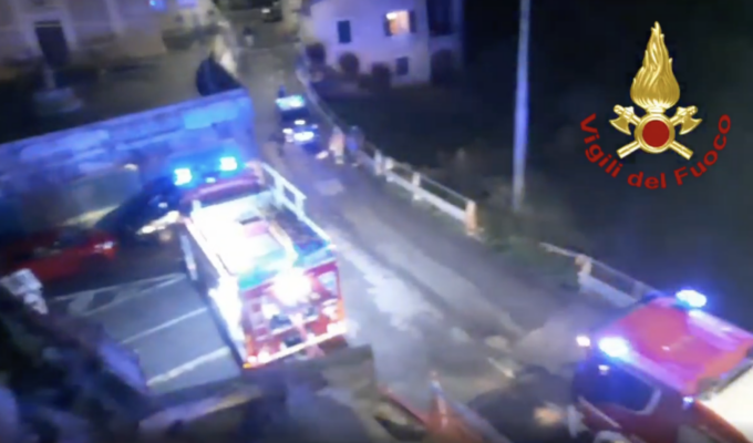 Incendio a Uscio, a fuoco il tetto di una casa