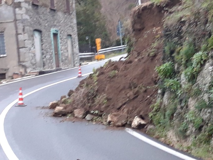 Maltempo, nuovo smottamento sulla statale 586