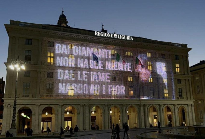 Maxischermo Regione Liguria si illumina per Fabrizio De André