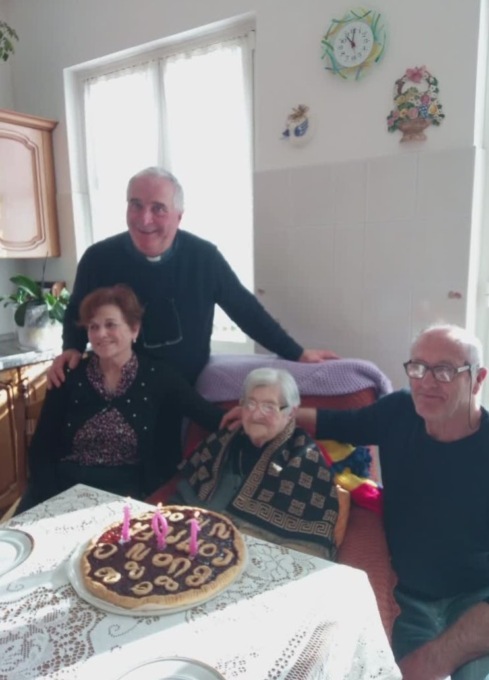 101 candeline sulla torta per Enrica Rivara