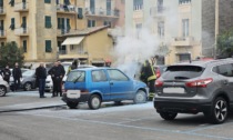 Auto in fiamme e incendio in un appartamento, Vigili del fuoco in azione a Lavagna