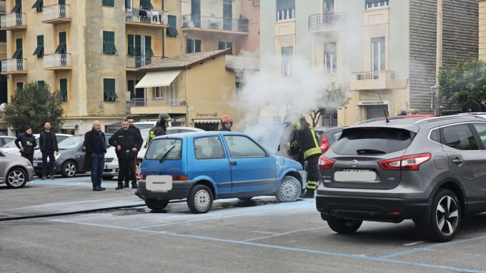 Auto in fiamme e incendio in un appartamento, Vigili del fuoco in azione a Lavagna