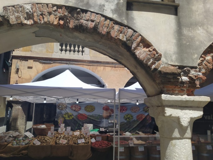 “Tipicamente Chiavari”, al mercatino lo spettacolo di Fabio Bonelli e Marco Pruni