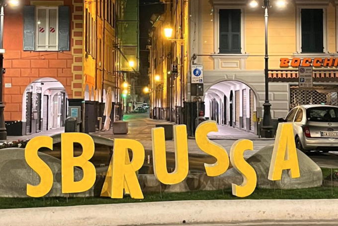 Nuova goliardata nella notte, colpita ancora la scritta del Civ