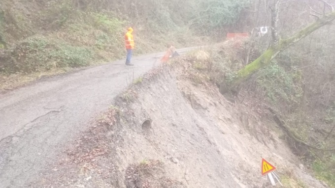 Smottamenti, strada chiusa a Coreglia Ligure